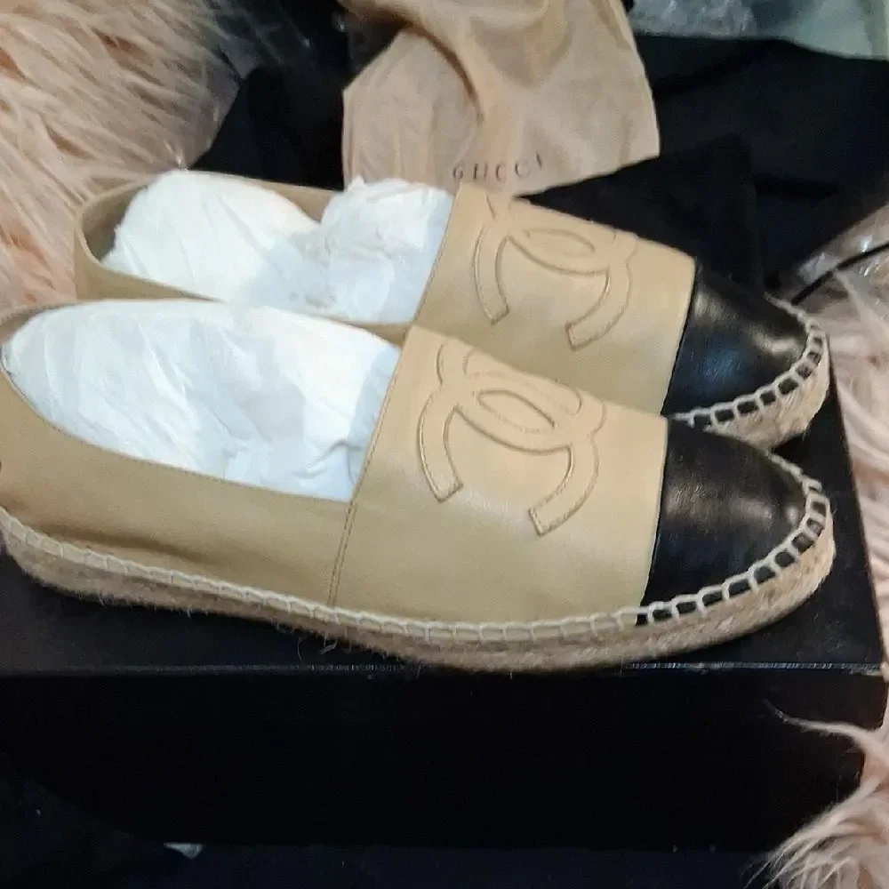 NEW CHANEL Tan and Black Lambskin Espadrilles Size 39 - Picture 11 of 12